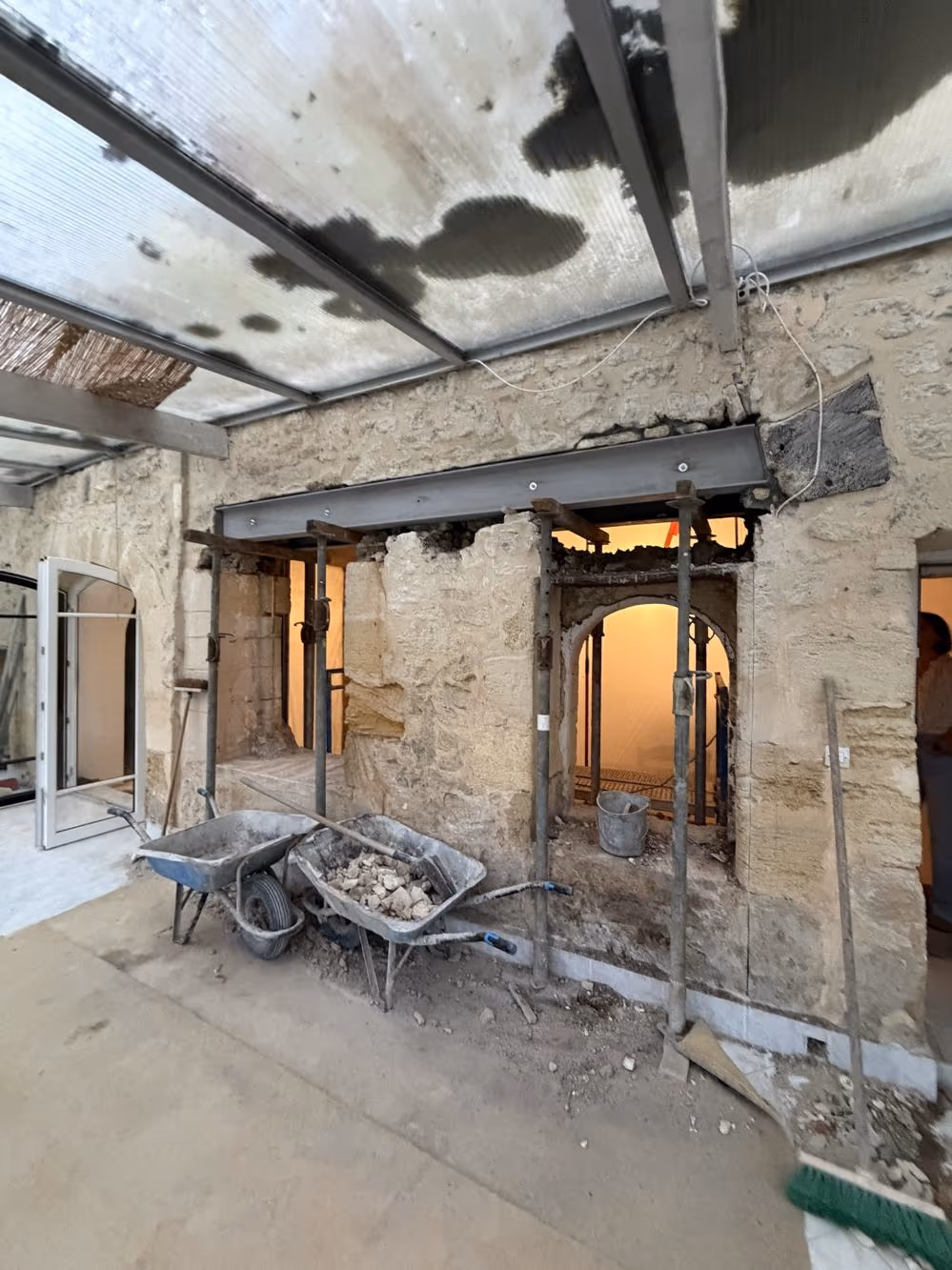Ouverture d'un mur porteur en pierre en cours de chantier