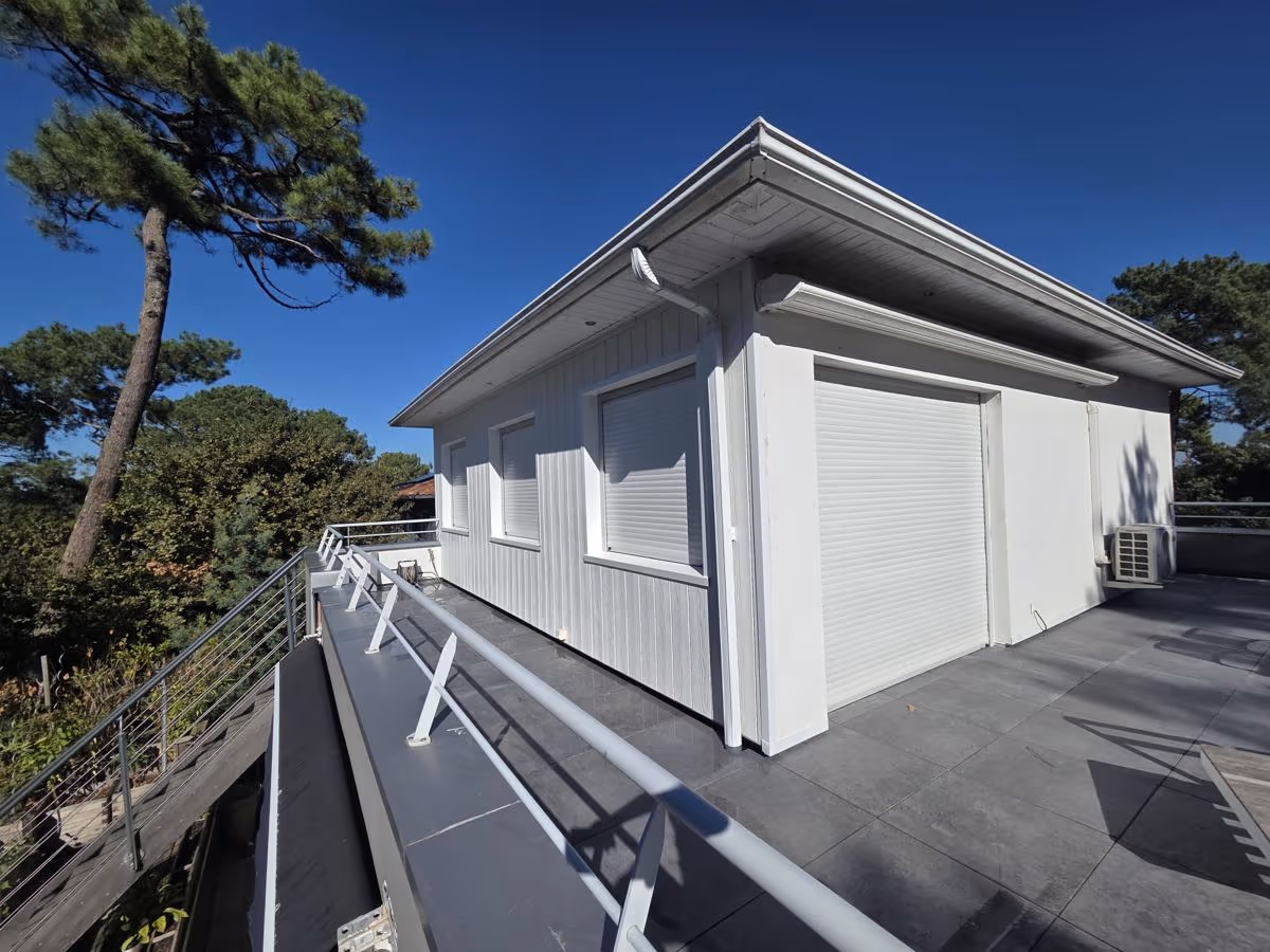 Surélévation d'une maison sur terrasse, au milieu des pins
