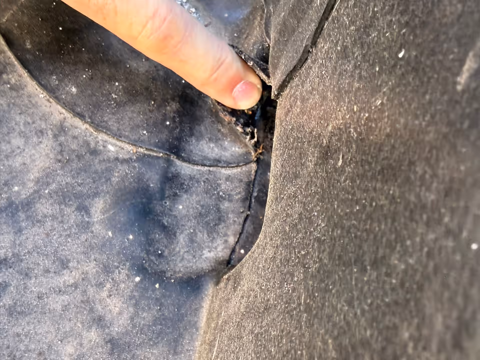 Soudure ouverte sur un pli de membrane d'étanchéité, montrée du doigt